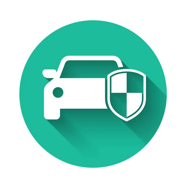 Icono de protección o seguro de coche blanco aislado con sombra larga. Protege el escudo del coche. Icono del vehículo insignia de seguridad. Etiqueta de seguridad automática. Botón círculo verde. Ilustración vectorial — Archivo Imágenes Vectoriales