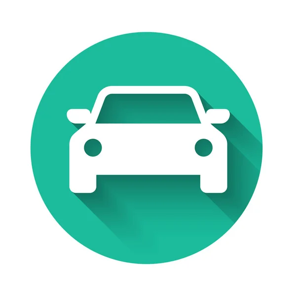 Icono de coche blanco aislado con sombra larga. Botón círculo verde. Ilustración vectorial — Vector de stock