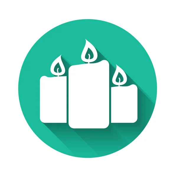 White Burning candles icon isolated with long shadow. Old fashioned lit candles. Cylindrical aromatic candle sticks with burning flames. Green circle button. Vector Illustration — 스톡 벡터