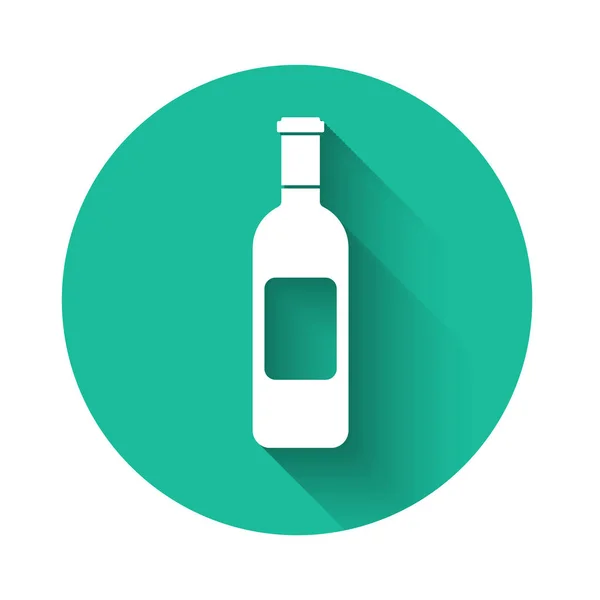長い影で隔離されたワインアイコンの白いボトル。緑色の丸ボタン。ベクターイラスト — ストックベクタ