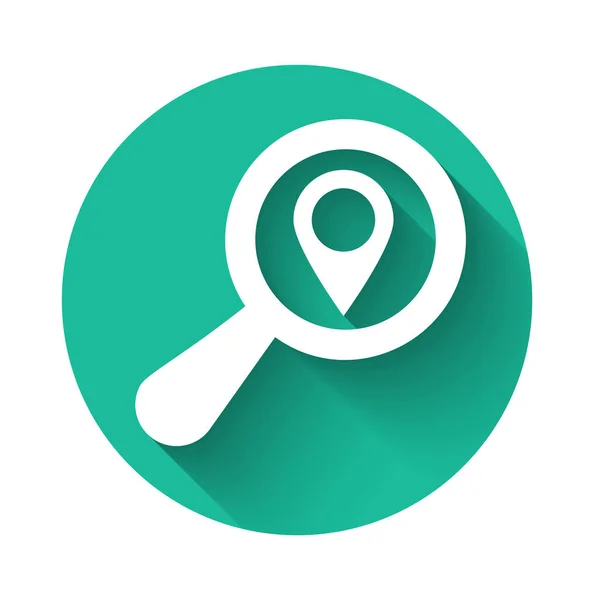 Icono de ubicación de búsqueda blanca aislado con sombra larga. Lupa con signo de puntero. Botón círculo verde. Ilustración vectorial — Vector de stock