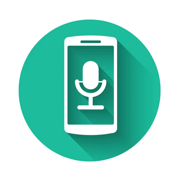 Icône d'enregistrement mobile blanche isolée avec une ombre longue. Téléphone portable avec microphone. Interface smartphone de l'application enregistreur vocal. Bouton rond vert. Illustration vectorielle — Image vectorielle