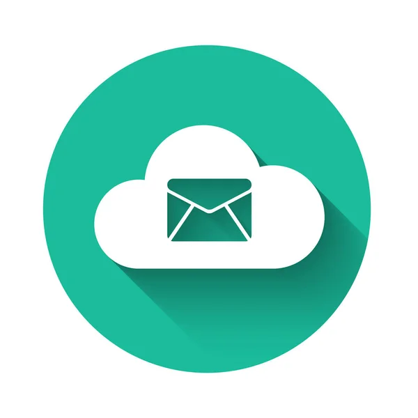 Icône du serveur de messagerie White Cloud isolée avec une ombre longue. Hébergement de serveur Cloud pour courrier électronique. Service de messagerie en ligne. Panneau de la boîte aux lettres. Bouton rond vert. Illustration vectorielle — Image vectorielle