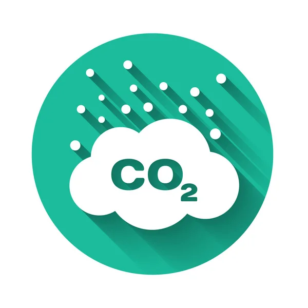 Emisiones de CO2 blanco en el icono de la nube aislado con sombra larga. Símbolo de fórmula de dióxido de carbono, concepto de contaminación por smog, concepto de medio ambiente. Botón círculo verde. Ilustración vectorial — Vector de stock