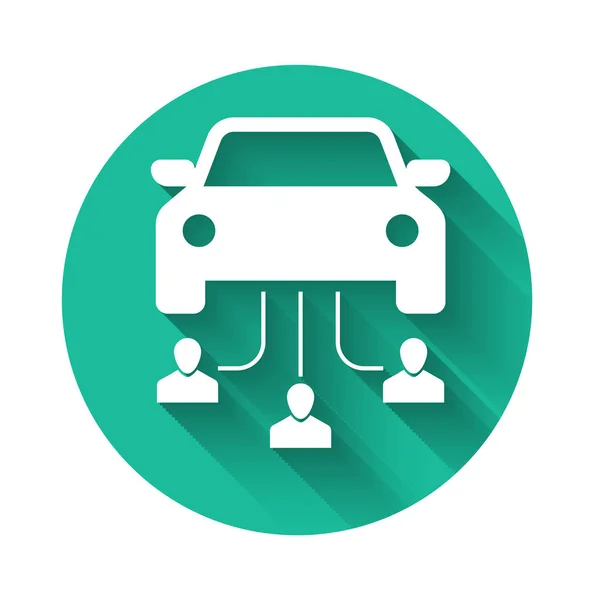 Beyaz Araba, uzun gölgelerle izole edilmiş bir grup insan ikonu ile paylaşıyor. Araba paylaşım tabelası. Nakliye hizmeti konsepti. Yeşil daire düğmesi. Vektör İllüstrasyonu — Stok Vektör