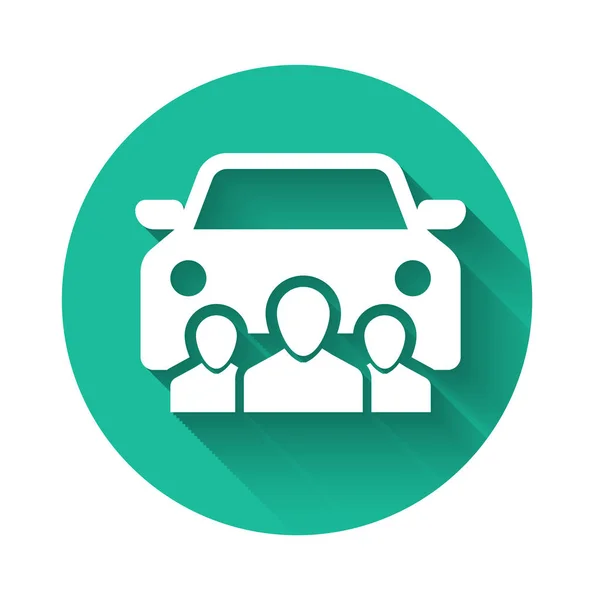 Witte auto delen met groep mensen pictogram geïsoleerd met lange schaduw. Autodelen bord. Transport verhuur service concept. Groene cirkel knop. Vector Illustratie — Stockvector