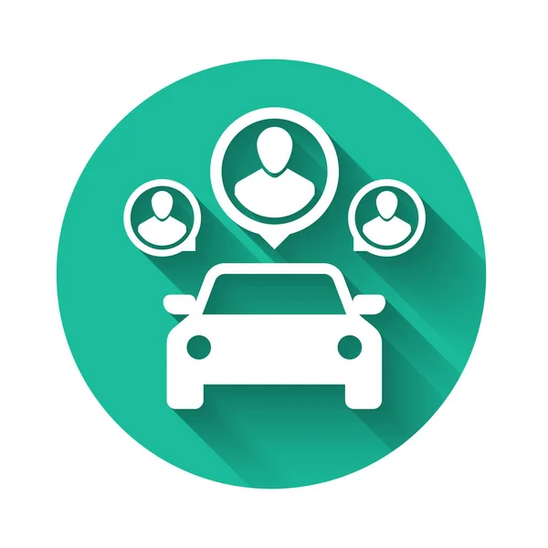 Beyaz Araba, uzun gölgelerle izole edilmiş bir grup insan ikonu ile paylaşıyor. Araba paylaşım tabelası. Nakliye hizmeti konsepti. Yeşil daire düğmesi. Vektör İllüstrasyonu — Stok Vektör