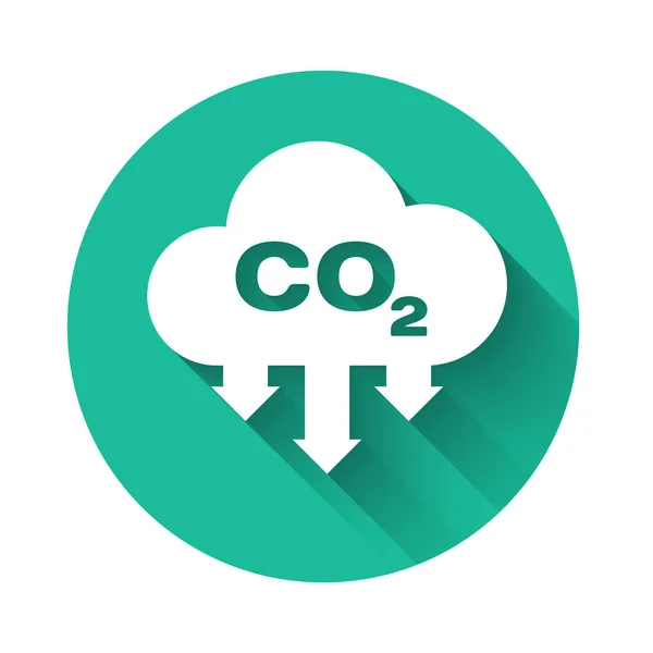 Bulut simgesindeki beyaz CO2 emisyonları uzun gölgeli izole edilmiş. Karbondioksit formülü sembolü, duman kirliliği konsepti, çevre konsepti. Yeşil daire düğmesi. Vektör İllüstrasyonu — Stok Vektör