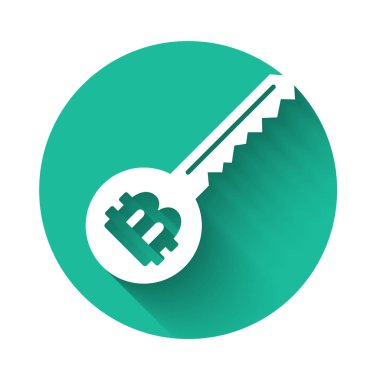 Beyaz Cryptocurrency anahtar simgesi uzun gölge ile yalıtılmış. Siber güvenlik veya özel anahtar kavramı, teknoloji arayüzü ile dijital anahtar. Yeşil daire düğmesi. Vektör İllüstrasyonu