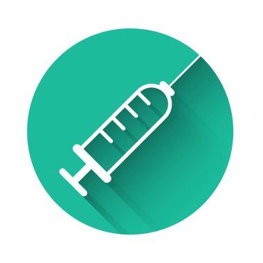 Uzun gölgeli beyaz şırınga ikonu. Aşı için şırınga, aşı, iğne, grip aşısı. Tıbbi ekipman. Yeşil daire düğmesi. Vektör İllüstrasyonu