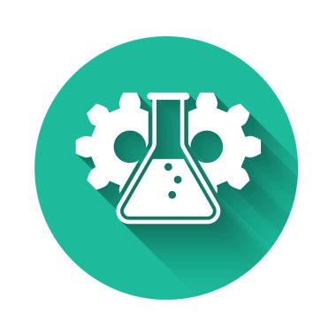 Beyaz Biyomühendislik ikonu uzun gölgeli izole edilmiş. Genetik elementi ve biyomühendislik ikonu. Biyoloji, molekül, kimyasal ikon. Yeşil daire düğmesi. Vektör İllüstrasyonu