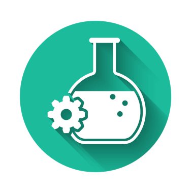 Beyaz Biyomühendislik ikonu uzun gölgeli izole edilmiş. Genetik elementi ve biyomühendislik ikonu. Biyoloji, molekül, kimyasal ikon. Yeşil daire düğmesi. Vektör İllüstrasyonu
