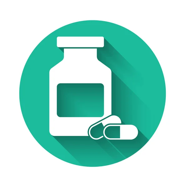 白い薬のボトルと錠剤のアイコンは、長い影で隔離されています。ボトルピルサイン薬局の設計。緑色の円ボタン。ベクトルイラストレーション — ストックベクタ