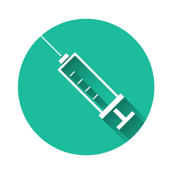 Biała ikona strzykawki odizolowana długim cieniem. Strzykawka do szczepionki, szczepienia, wstrzyknięcia, szczepionka przeciw grypie. Sprzęt medyczny. Zielony przycisk koła. Ilustracja wektora — Wektor stockowy