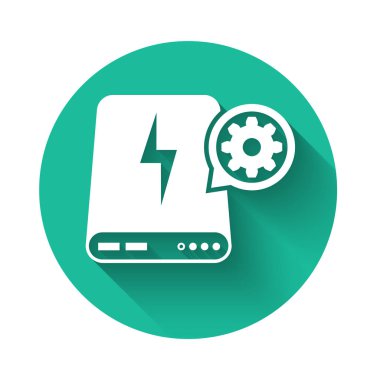 Beyaz Güç Bankası ve dişli ikonu uzun gölgeli izole edilmiş. Uygulama, servis konsepti, ayar seçenekleri, bakım, onarım, onarım. Yeşil daire düğmesi. Vektör İllüstrasyonu