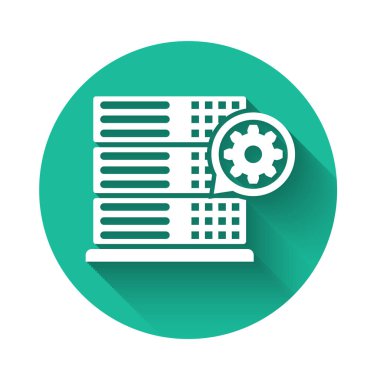 Beyaz Sunucu ve dişli simgesi uzun gölge ile izole. Uygulama, servis konsepti, ayar seçenekleri, bakım, onarım, sabitleme ayarlama. Yeşil daire düğmesi. Vektör İllüstrasyonu