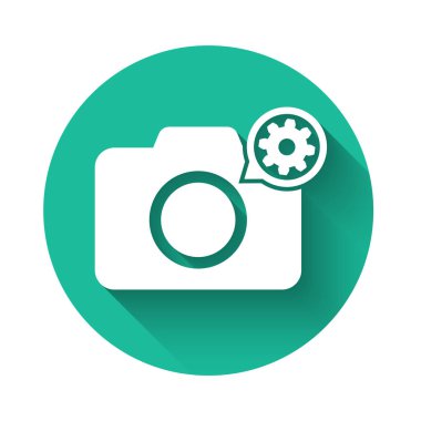 Beyaz fotoğraf makinesi ve dişli ikonu uzun gölgeli izole edilmiş. Uygulama, servis konsepti, ayar seçenekleri, bakım, onarım, onarım. Yeşil daire düğmesi. Vektör İllüstrasyonu