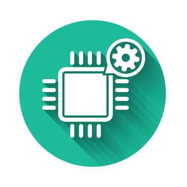 Beyaz İşlemci ve dişli simgesi uzun gölgeli. İşlemci, çip servis konsepti. Uygulama ayarlanıyor, seçenekler ayarlanıyor, bakım, onarım, onarım. Yeşil daire düğmesi. Vektör İllüstrasyonu