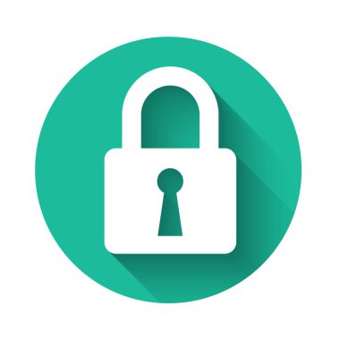 Beyaz Kilit simgesi uzun gölgeyle izole edildi. Kapalı asma kilit işareti. Siber güvenlik kavramı. Dijital veri koruması. Güvenlik kilidi. Yeşil daire düğmesi. Vektör İllüstrasyonu