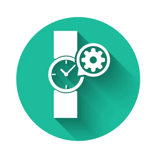 Reloj de pulsera blanco e icono de engranaje aislado con sombra larga. Ajustar la aplicación, concepto de servicio, opciones de configuración, mantenimiento, reparación, fijación. Botón círculo verde. Ilustración vectorial — Vector de stock