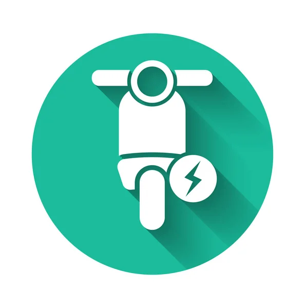 Vit elektrisk scooter ikon isolerad med lång skugga. Grön cirkel knapp. Vektor Illustration — Stock vektor