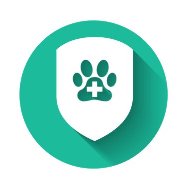 Beyaz Hayvan sağlık sigortası simgesi uzun gölge ile izole. Evcil hayvan koruma simgesi. Köpek ya da kedi pençesi izi. Yeşil daire düğmesi. Vektör İllüstrasyonu
