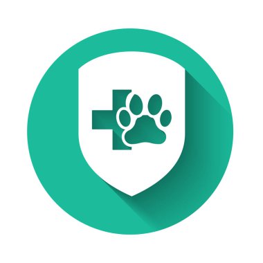 Beyaz Hayvan sağlık sigortası simgesi uzun gölge ile izole. Evcil hayvan koruma simgesi. Köpek ya da kedi pençesi izi. Yeşil daire düğmesi. Vektör İllüstrasyonu