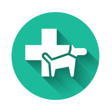 Beyaz Veteriner kliniği sembol simgesi uzun gölge ile izole. Köpek veteriner bakımı ile çapraz. Pet İlk Yardım işareti. Yeşil daire düğmesi. Vektör İllüstrasyonu