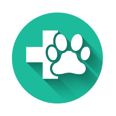 Beyaz Veteriner kliniği sembol simgesi uzun gölge ile izole. Çapraz hastane tabelası. Stilize pençe baskı köpek veya kedi. Pet İlk Yardım işareti. Yeşil daire düğmesi. Vektör İllüstrasyonu