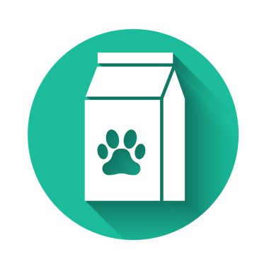 Uzun gölgeli izole edilmiş hayvan ikonu için beyaz yiyecek torbası. Hayvanlar için yiyecek. Hayvan maması paketi. Köpek ya da kedi pençesi izi. Yeşil daire düğmesi. Vektör İllüstrasyonu