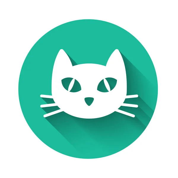 Witte kat pictogram geïsoleerd met lange schaduw. Groene cirkel knop. Vector illustratie — Stockvector