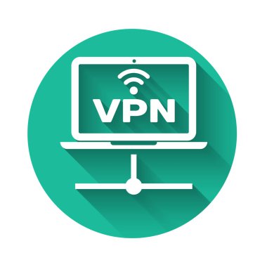 Beyaz Vpn Bilgisayar ağı simgesi uzun gölgeli izole edildi. Laptop ağı. İnternet bağlantısı. Yeşil daire düğmesi. Vektör İllüstrasyonu