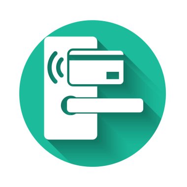 Beyaz dijital kapı kilidi uzun gölgeli ikonu açmak için kablosuz teknolojiye sahip. Kapı kolu tabelası. Güvenlik akıllı konsept ev. Yeşil daire düğmesi. Vektör İllüstrasyonu