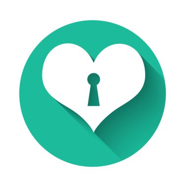 Anahtar deliği simgesine sahip beyaz kalp uzun gölgeli izole edilmiş. Kilitli Kalp. Aşk sembolü ve anahtar deliği işareti. Yeşil daire düğmesi. Vektör İllüstrasyonu