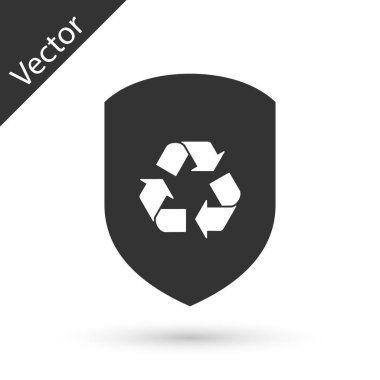 Beyaz arka planda yalıtılmış kalkan simgesinin içindeki Gri Geri Dönüşüm simgesi. Eko koruma işareti. Vektör İllüstrasyonu