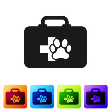 Siyah Pet ilk yardım kiti simgesi beyaz arka plan üzerinde izole. Köpek ya da kedi pençesi izi. Klinik kutusu. Simgeyi renk kare düğmelerinde ayarlayın. Vektör İllüstrasyonu