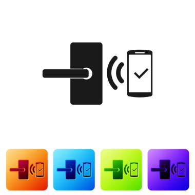 Beyaz arka planda yalıtılmış simge kilidini açmak için kablosuz teknolojiye sahip Siyah Dijital kapı kilidi. Kapı kolu işareti. Kavramın güvenlik akıllı ev. Simgeyi renk kare düğmelerinde ayarlayın. Vektör İllüstrasyonu