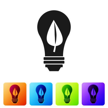 Beyaz arka plan üzerinde izole yaprak simgesi ile Siyah Ampul. Eko enerji kavramı. Alternatif enerji konsepti. Simgeyi renk kare düğmelerinde ayarlayın. Vektör İllüstrasyonu