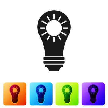 Siyah Güneş enerji paneli simgesi beyaz arka plan üzerinde izole. Güneş ve ampul. Simgeyi renk kare düğmelerinde ayarlayın. Vektör İllüstrasyonu