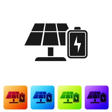 Siyah Güneş enerji paneli ve pil simgesi beyaz arka plan üzerinde izole. Simgeyi renk kare düğmelerinde ayarlayın. Vektör İllüstrasyonu