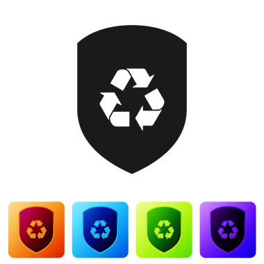 Beyaz arka planda izole edilmiş kalkan simgesinin içindeki siyah Geri Dönüşüm simgesi. Eko koruma işareti. Simgeyi renk kare düğmelerinde ayarlayın. Vektör İllüstrasyonu