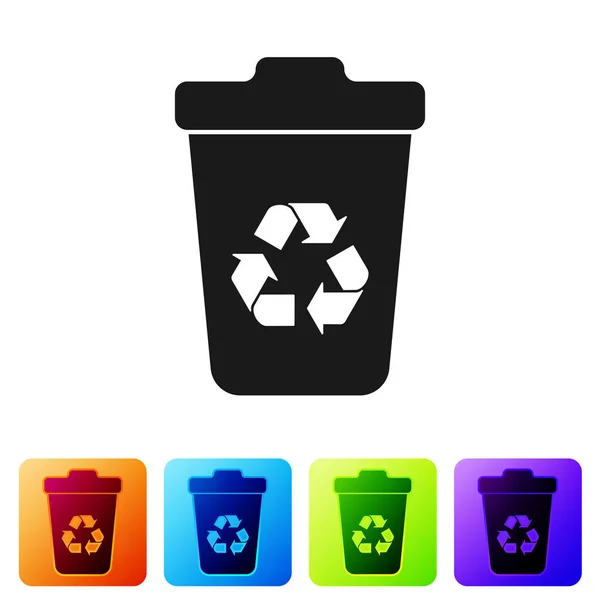 Cubo de reciclaje negro con icono de símbolo de reciclaje aislado sobre fondo blanco. Icono de bote de basura. Cartel de basura. Reciclar signo de cesta. Establecer icono en los botones cuadrados de color. Ilustración vectorial — Vector de stock