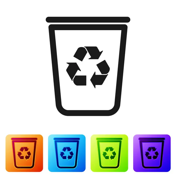 Cubo de reciclaje negro con icono de símbolo de reciclaje aislado sobre fondo blanco. Icono de bote de basura. Cartel de basura. Reciclar signo de cesta. Establecer icono en los botones cuadrados de color. Ilustración vectorial — Vector de stock