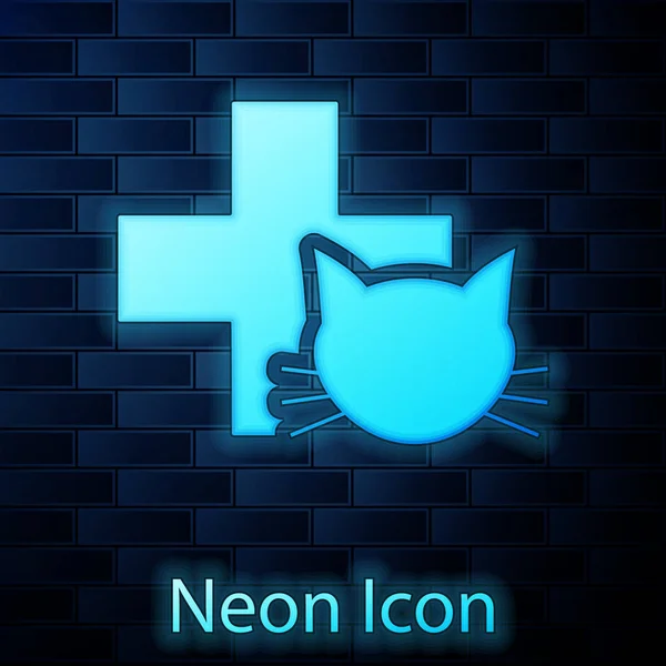 Ícone de símbolo de clínica veterinária neon brilhante isolado no fundo da parede de tijolo. Cruze com cuidados veterinários gato. Sinal de primeiros socorros. Ilustração vetorial —  Vetores de Stock