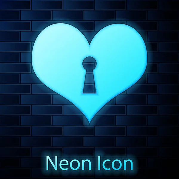 Tuğla duvar arka planda izole anahtar deliği simgesi ile Parlayan neon Kalp. Kilitli Kalp. Aşk sembolü ve anahtar deliği işareti. Vektör İllüstrasyonu — Stok Vektör