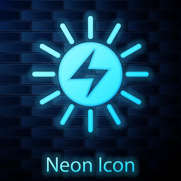 Zářící ikona neonové sluneční energie, izolovaná na pozadí cihlové zdi. Vektorová ilustrace — Stockový vektor