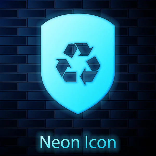 Светящийся неоновый символ Recycle внутри значка щита изолирован на фоне кирпичной стены. Знак экологической защиты. Векторная миграция — стоковый вектор