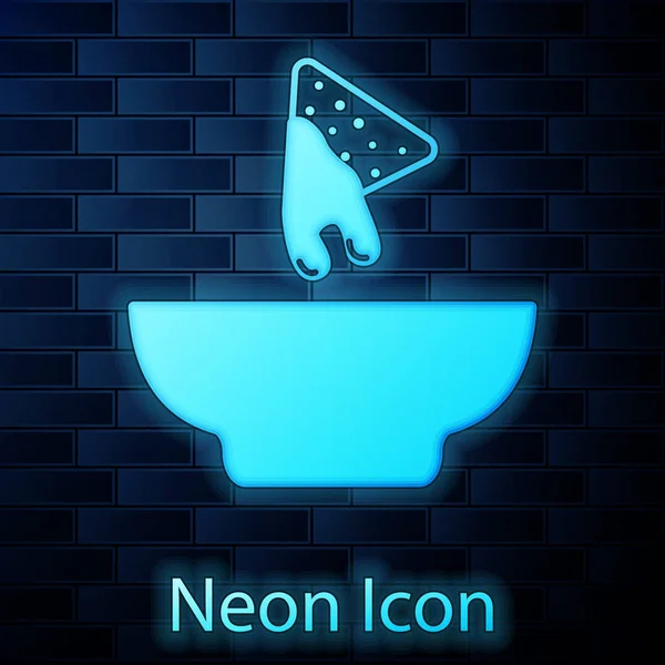 Świecące Neon nachos w płytce ikona izolowane na tle muru ceglanego. Chipsy tortilla lub nachos Tortillas. Tradycyjna Meksykańska Fast food. Ilustracja wektorowa — Wektor stockowy