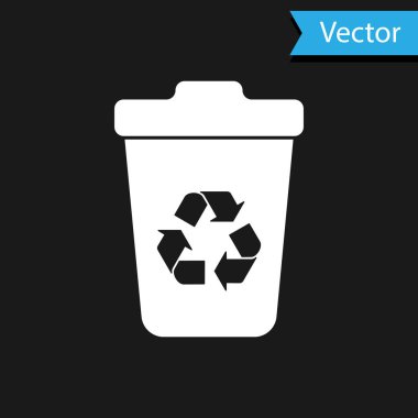 Siyah arkaplanda izole edilmiş geri dönüşüm sembolü simgesi olan beyaz geri dönüşüm kutusu. Çöp kutusu simgesi. Çöp kutusu tabelası. Geri dönüşüm sepeti işareti. Vektör İllüstrasyonu