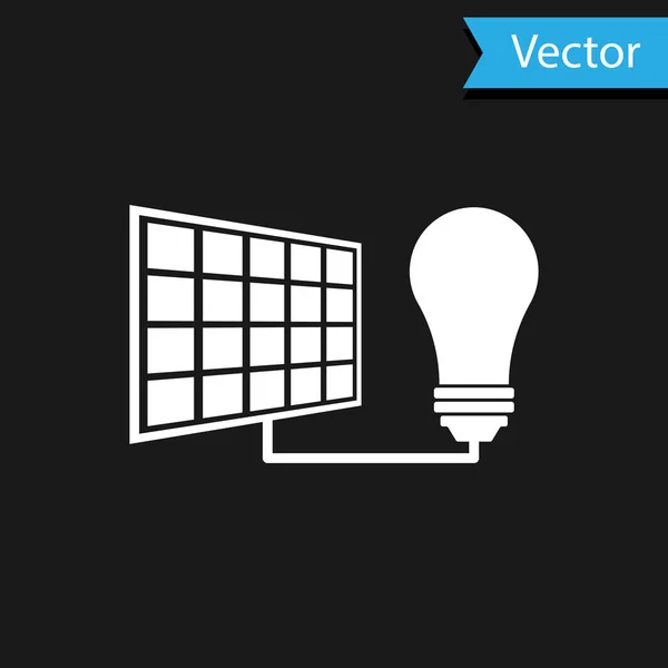 Panel de energía solar blanca e icono de la bombilla aislada sobre fondo negro. Ilustración vectorial — Vector de stock